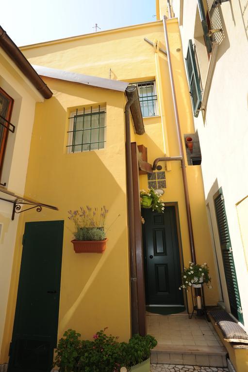 B&B Aurora Domus D'A-Mare 페자로 외부 사진