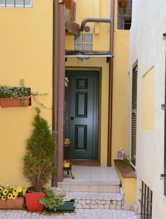 B&B Aurora Domus D'A-Mare 페자로 외부 사진